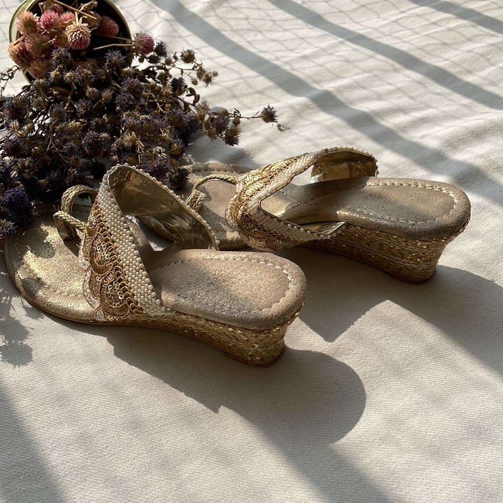 FLAT 500/- Ethnic wedge heels with embroidery - Picture 4 of 6